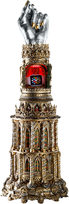 Ein kunstvoll verzierter goldener Sockel mit einer silbernen Hand oben, die eine Apple Watch h&auml;lt.